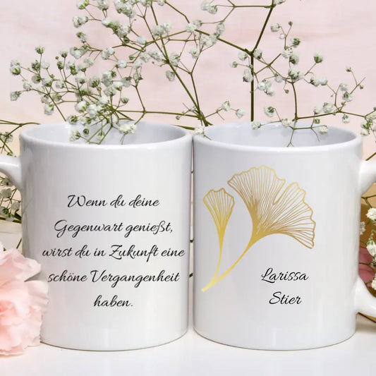 Personalisierbare Sternzeichen Tasse mit einem positiver Vibe. Wenn du deine Gegenwart genießt, wirst du in Zukunft eine schöne Vergangenheit haben.  Gestaltbar mit Namen und Sternzeichen. Hintergrund trendige Blume in Gold. 