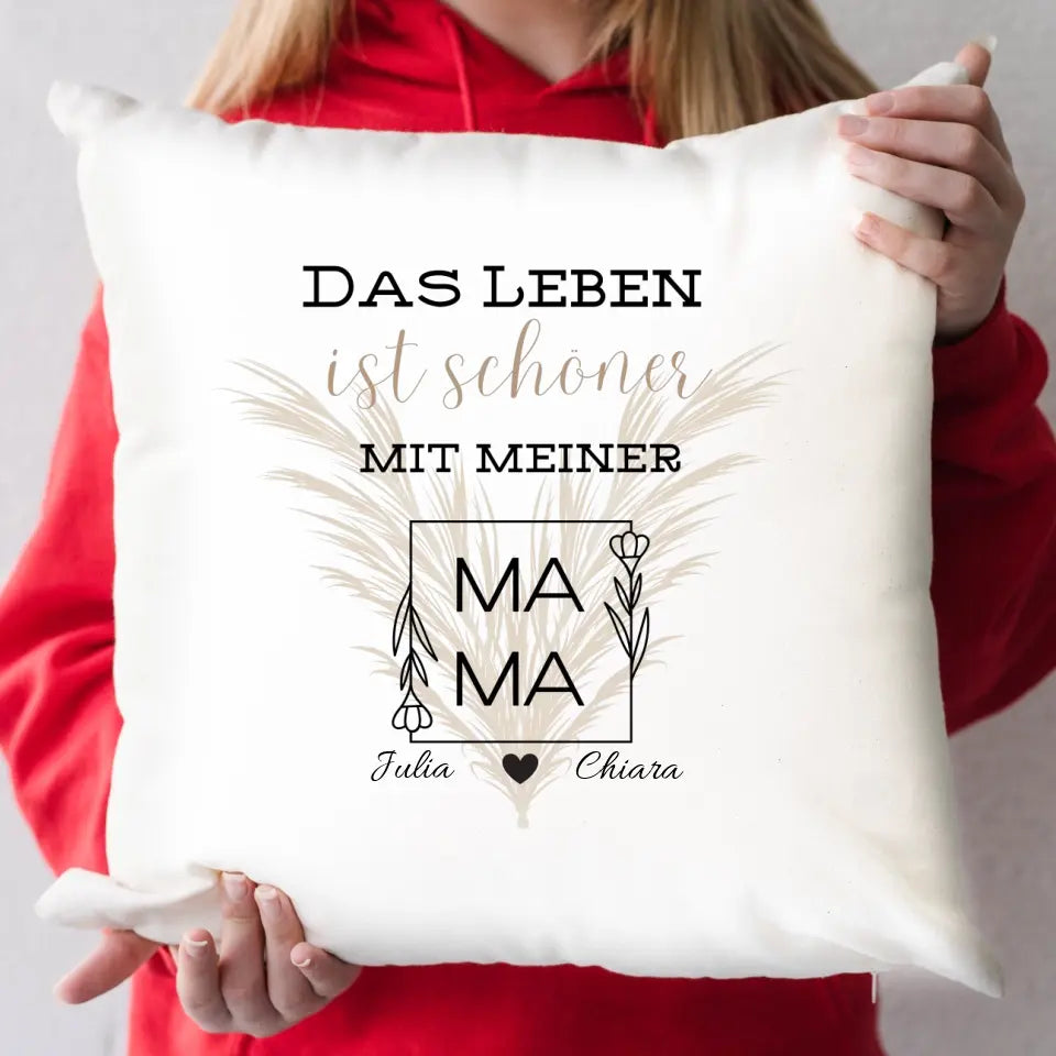 Für immer verbunden: Personalisierte Kissen für Mutter &amp; Kind. Mit der Aufschrift: &nbsp;Das Leben ist schöner mit meiner Mama &amp; eurer Personalisierung, erschaffst du nicht nur eine wunderbares Geschenk, sondern auch eine lebenslange Erinnerung! Unsere personalisierten Kissen sind ideal für besondere Momente! Ob Geburtstage, Muttertage, oder einfach nur um Dankbarkeit zu zeigen. Gestalte dein einzigartiges Kissen jetzt! ❤️💫Besondere Geschenkideen für besondere Menschen.🎁🥰