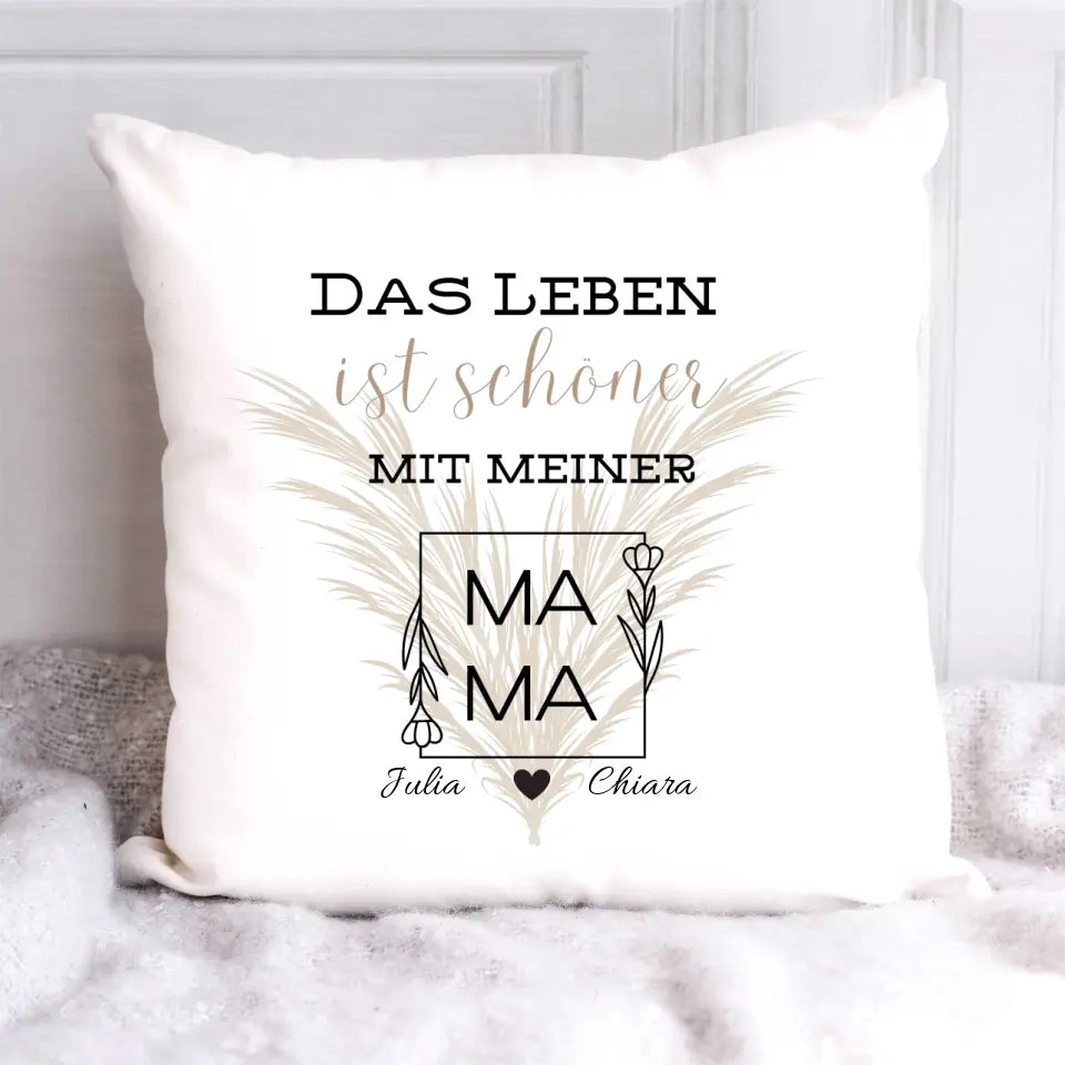 Für immer verbunden: Personalisierte Kissen für Mutter &amp; Kind. Mit der Aufschrift: &nbsp;Das Leben ist schöner mit meiner Mama &amp; eurer Personalisierung, erschaffst du nicht nur eine wunderbares Geschenk, sondern auch eine lebenslange Erinnerung! Unsere personalisierten Kissen sind ideal für besondere Momente! Ob Geburtstage, Muttertage, oder einfach nur um Dankbarkeit zu zeigen. Gestalte dein einzigartiges Kissen jetzt! ❤️💫Besondere Geschenkideen für besondere Menschen.🎁🥰